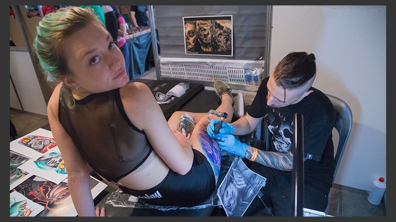 Cada tatuador tiene un stand y el público pudo observar cómo trabaja. (Alan Monzón/Rosario3.com)
