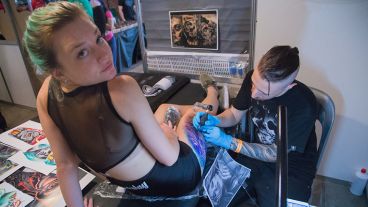 Cada tatuador tiene un stand y el público pudo observar cómo trabaja. (Alan Monzón/Rosario3.com)
