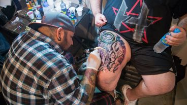 Esta es la sexta edición del evento que organiza "Arte Eterno" y atrae a fanáticos de los tatuajes. (Alan Monzón/Rosario3.com)