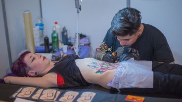 Paciencia y mucho trabajo para los tatuajes de gran tamaño. (Alan Monzón/Rosario3.com)
