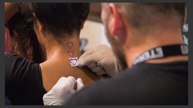 Algunos tatto con diseños simples se realizaban en apenas una hora. (Alan Monzón/Rosario3.com)