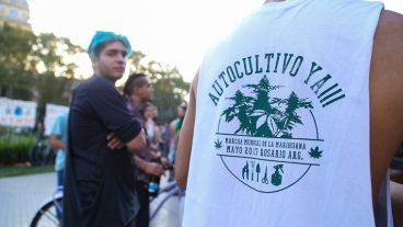 En plaza San Martín se pintaban remeras que anunciaban la marcha de este sábado. (Alan Monzón/Rosario3.com)