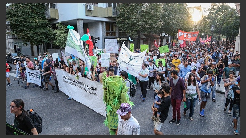 La marcha por calle Córdoba. (Alan Monzón/Rosario3.com)