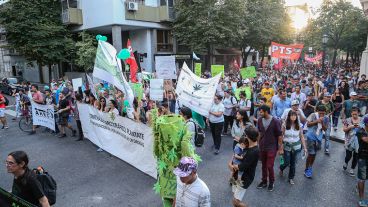 La marcha por calle Córdoba. (Alan Monzón/Rosario3.com)
