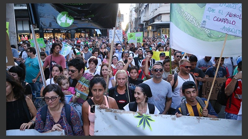 Buena concurrencia en la calles de la ciudad. (Alan Monzón/Rosario3.com)