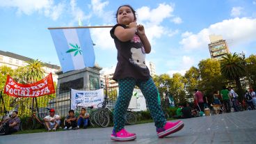 Banderas y carteles se vieron durante la concentración en plaza San Martín y durante la marcha por calle Córdoba. (Alan Monzón/Rosario3.com)