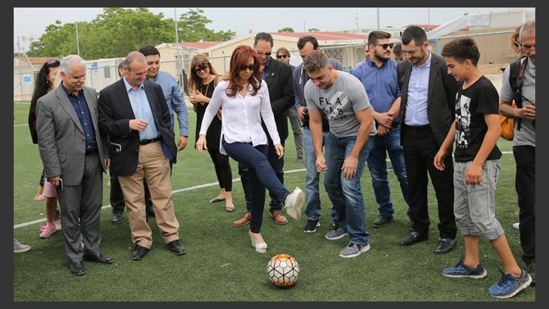 La ex presidenta en un campo de refugiados en Grecia.