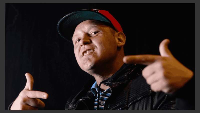 Al Pepo se le cayó un telón en un recital