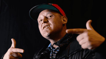 Al Pepo se le cayó un telón en un recital