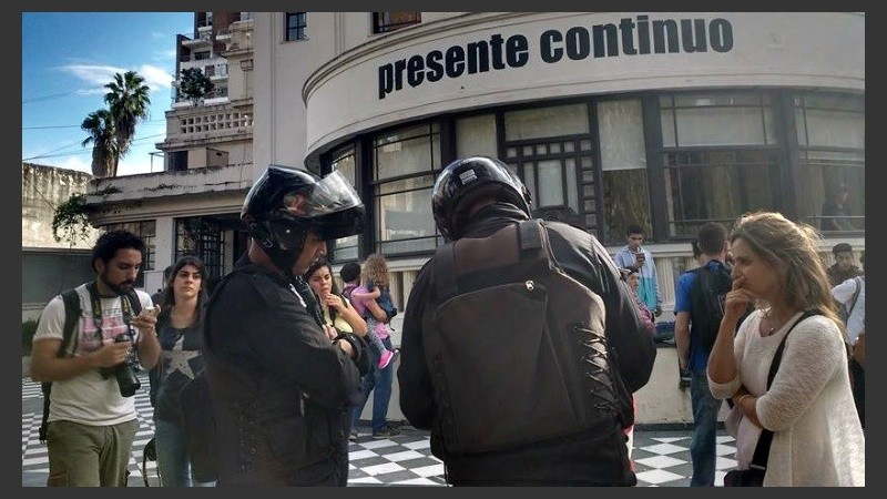 Los uniformados saltaron el tapial pero luego se retiraron.