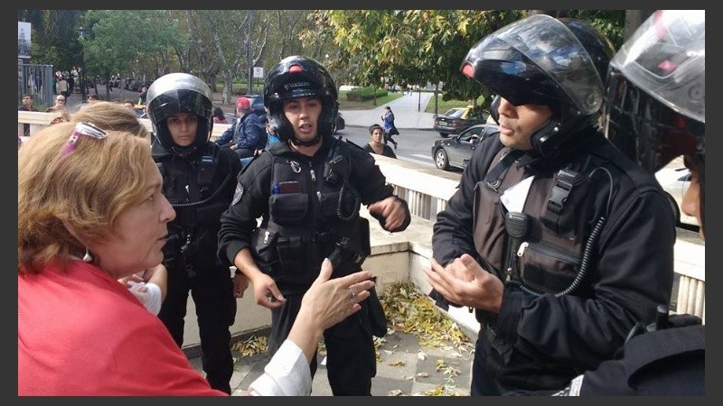 Los uniformados saltaron el tapial pero luego se retiraron.