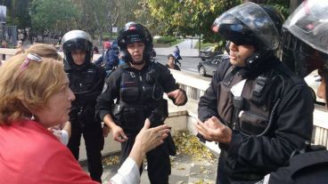 Los uniformados saltaron el tapial pero luego se retiraron.