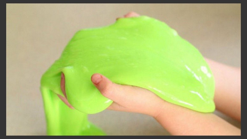 El moco de gorila se puede colorear con esmaltes y colas. 