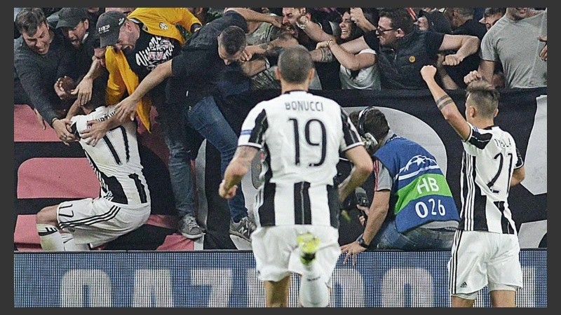 Dybala y Bonucci persiguen a Mandzukic en su alocado festejo.