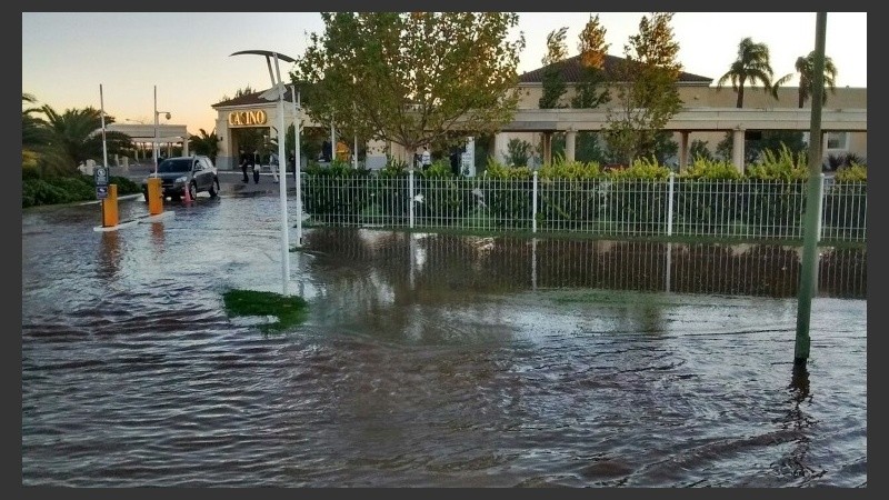 El avance de las aguas en la zona del casino.