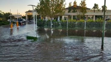 El avance de las aguas en la zona del casino.