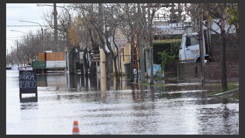 El agua avanzó al casco urbano.