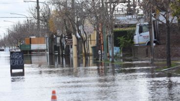 El agua avanzó al casco urbano.
