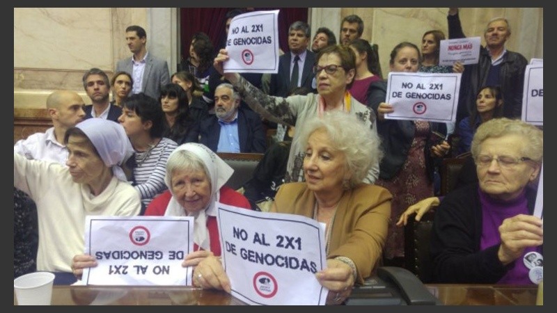 Abuelas y Madres de Plaza de Mayo ayer en el Congreso. 