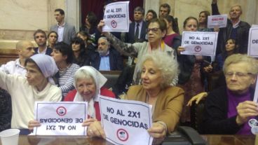 Abuelas y Madres de Plaza de Mayo ayer en el Congreso.