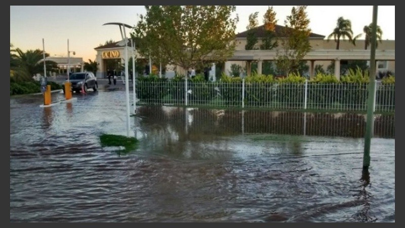 La zona del casino de Melincué bajo agua. 