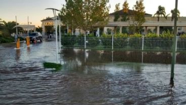 La zona del casino de Melincué bajo agua.