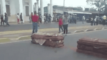Cortan las calles con féretros en señal de protesta.