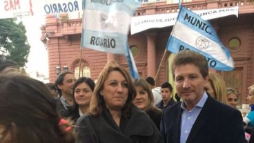 "Senores jueces: Nunca Más", el mensaje en la Municipalidad, atrás de Fein y Ghirardi.