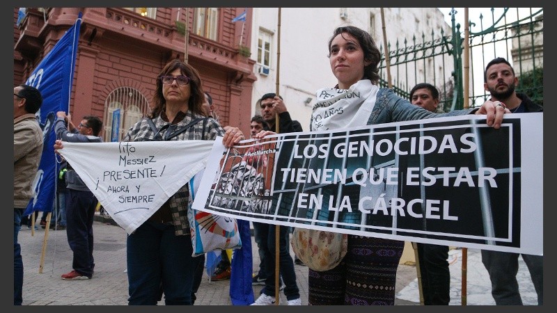 La plaza 25 de Mayo se empezó a llenar desde las 18 en Rosario. (Alan Monzón/Rosario3.com)