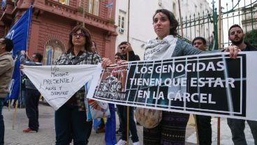 La plaza 25 de Mayo se empezó a llenar desde las 18 en Rosario. (Alan Monzón/Rosario3.com)