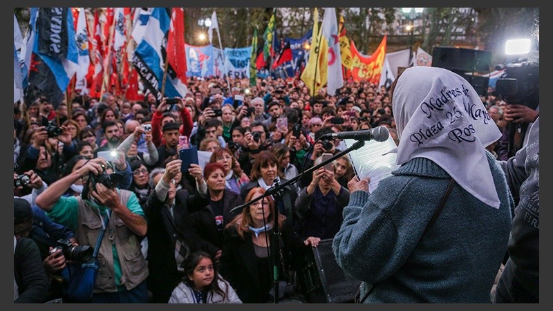 La plaza 25 de Mayo se empezó a llenar desde las 18 en Rosario. (Alan Monzón/Rosario3.com)