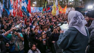 La plaza 25 de Mayo se empezó a llenar desde las 18 en Rosario. (Alan Monzón/Rosario3.com)