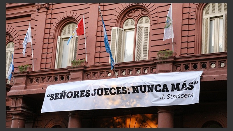 La plaza 25 de Mayo se empezó a llenar desde las 18 en Rosario. (Alan Monzón/Rosario3.com)