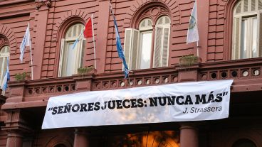 La plaza 25 de Mayo se empezó a llenar desde las 18 en Rosario. (Alan Monzón/Rosario3.com)