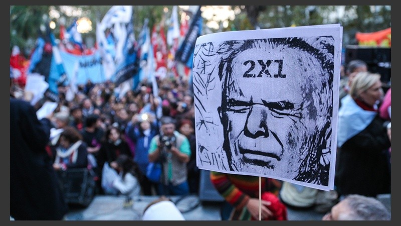 La plaza 25 de Mayo se empezó a llenar desde las 18 en Rosario. (Alan Monzón/Rosario3.com)