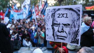 La plaza 25 de Mayo se empezó a llenar desde las 18 en Rosario. (Alan Monzón/Rosario3.com)