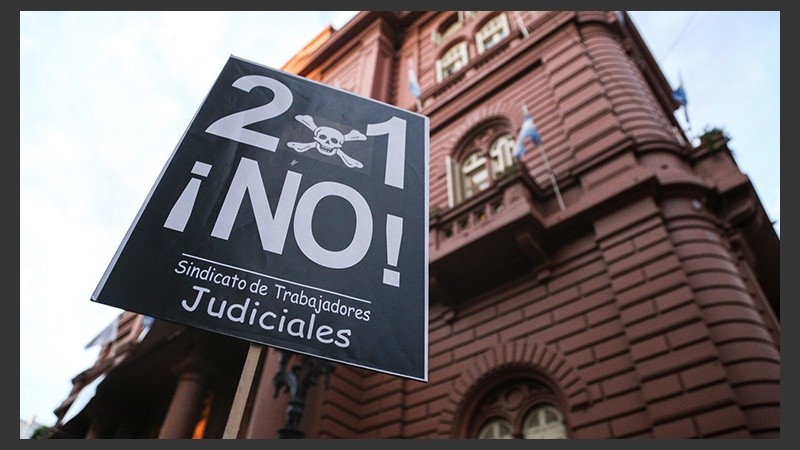 La plaza 25 de Mayo se empezó a llenar desde las 18 en Rosario. (Alan Monzón/Rosario3.com)