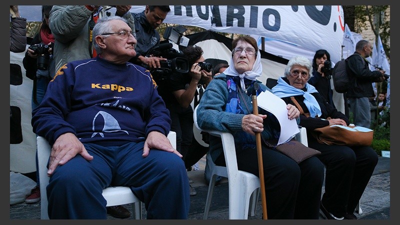La plaza 25 de Mayo se empezó a llenar desde las 18 en Rosario. (Alan Monzón/Rosario3.com)