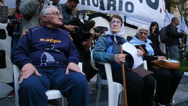 La plaza 25 de Mayo se empezó a llenar desde las 18 en Rosario. (Alan Monzón/Rosario3.com)