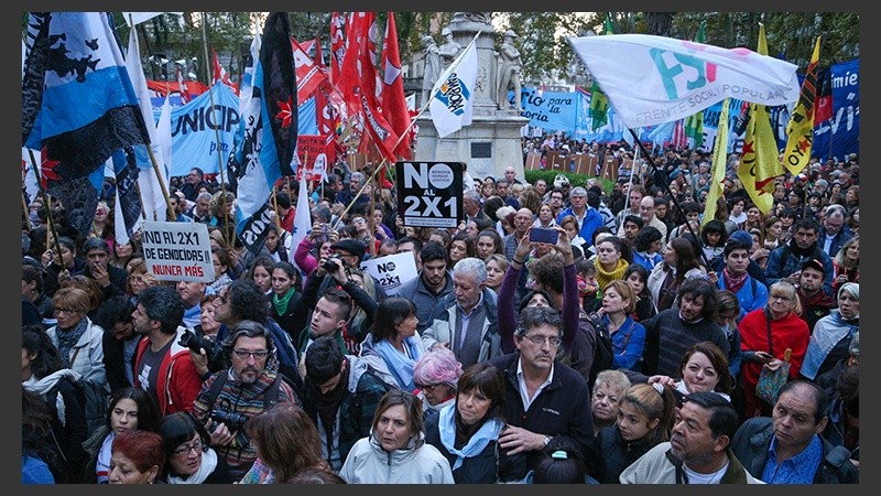 La plaza 25 de Mayo se empezó a llenar desde las 18 en Rosario. (Alan Monzón/Rosario3.com)