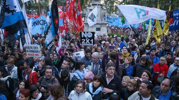 La plaza 25 de Mayo se empezó a llenar desde las 18 en Rosario. (Alan Monzón/Rosario3.com)