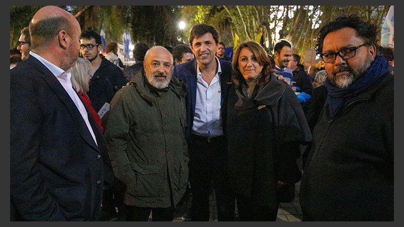 La plaza 25 de Mayo se empezó a llenar desde las 18 en Rosario. (Alan Monzón/Rosario3.com)