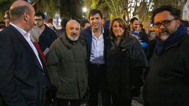 La plaza 25 de Mayo se empezó a llenar desde las 18 en Rosario. (Alan Monzón/Rosario3.com)