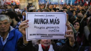 La plaza 25 de Mayo se empezó a llenar desde las 18 en Rosario. (Alan Monzón/Rosario3.com)