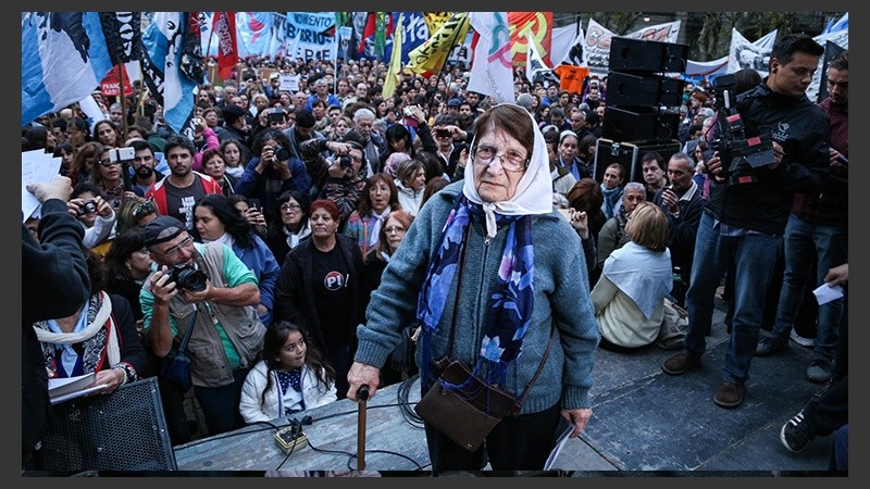 La plaza 25 de Mayo se empezó a llenar desde las 18 en Rosario. (Alan Monzón/Rosario3.com)