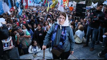La plaza 25 de Mayo se empezó a llenar desde las 18 en Rosario. (Alan Monzón/Rosario3.com)