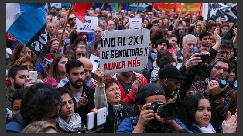 La plaza 25 de Mayo se empezó a llenar desde las 18 en Rosario. (Alan Monzón/Rosario3.com)