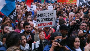 La plaza 25 de Mayo se empezó a llenar desde las 18 en Rosario. (Alan Monzón/Rosario3.com)