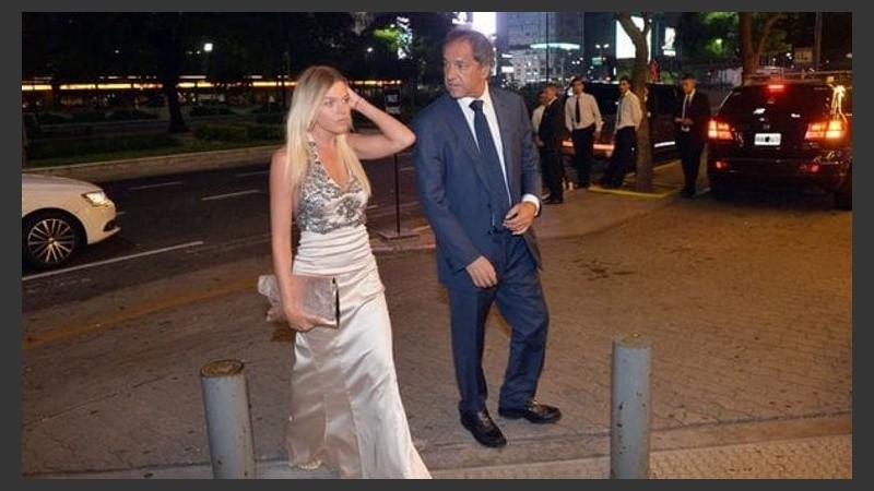 Scioli anunció su paternidad en televisión y su novia lo acusó de pedirle que abortara. 