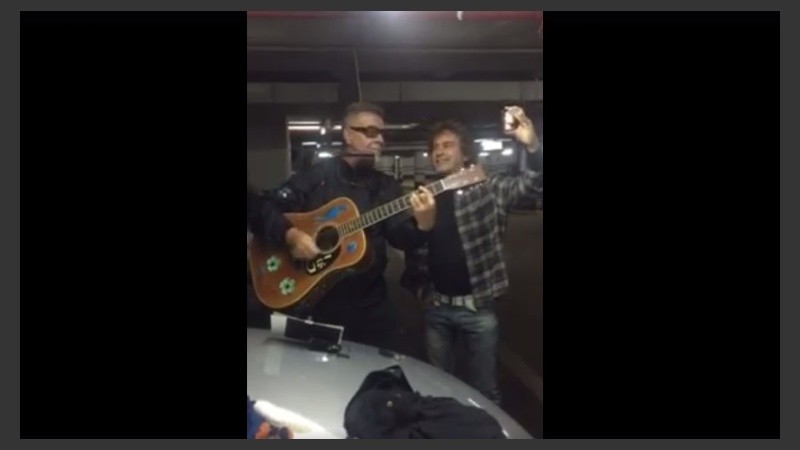 En el final del video León cantó con Porchetto. 